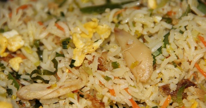 Comment préparer un repas local en voyage sans cuisine
