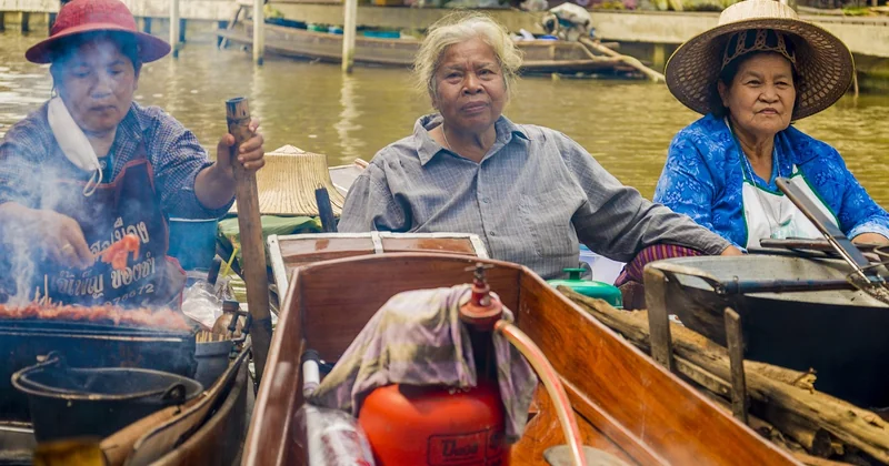 Les marchés flottants : entre spectacle et réalité