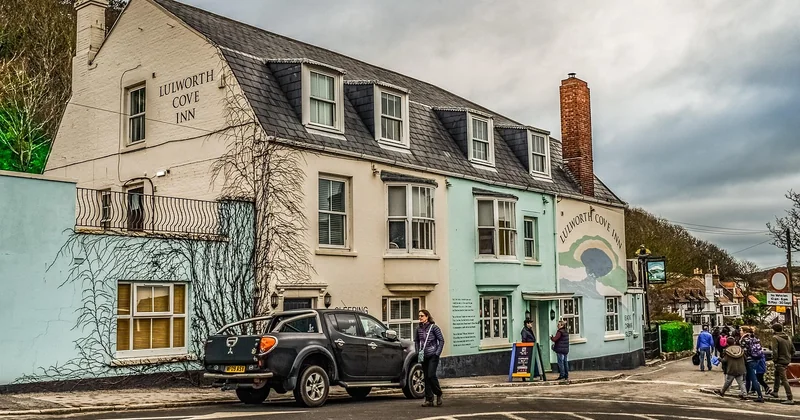 Auberge moderne ou hôtel ? La comparaison honnête pour un solo
