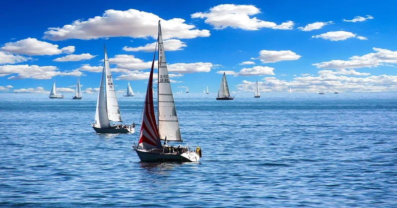 Voile, moteur ou planche : trois familles, trois ambiances